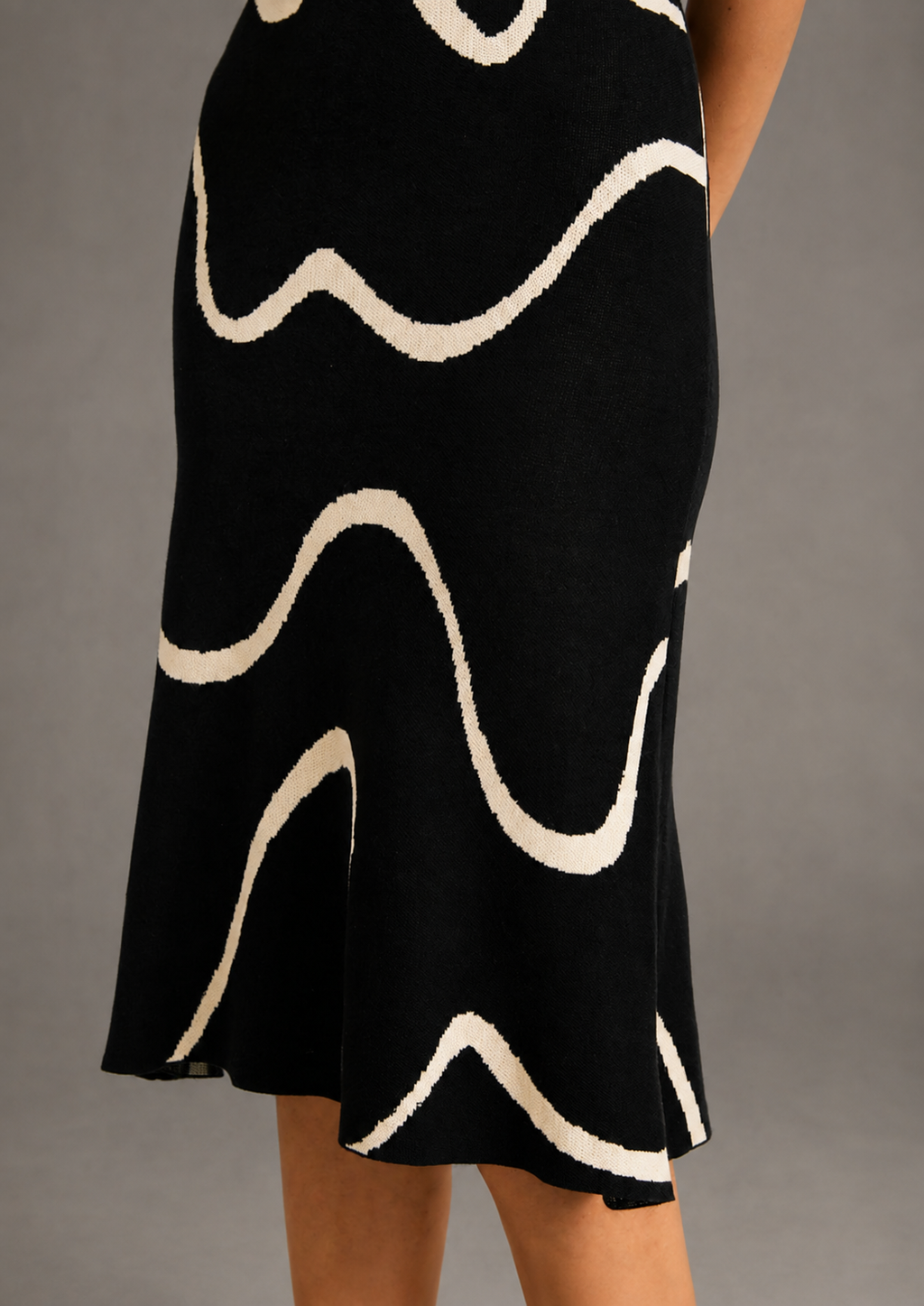 Vanesa | Vestido Midi Tejido Negro Ajustado, Dobladillo Ondulado Estilo Sirena
